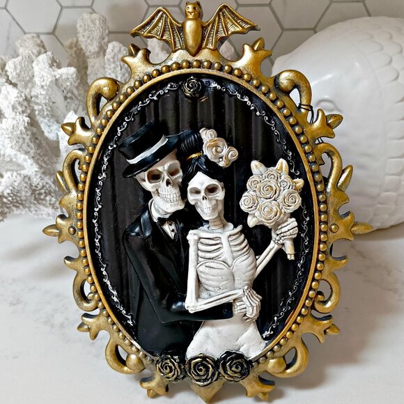 NEW! SPOOKY GLAM BRIDE & GROOM FRAME DECOR - Picture 1 of 4